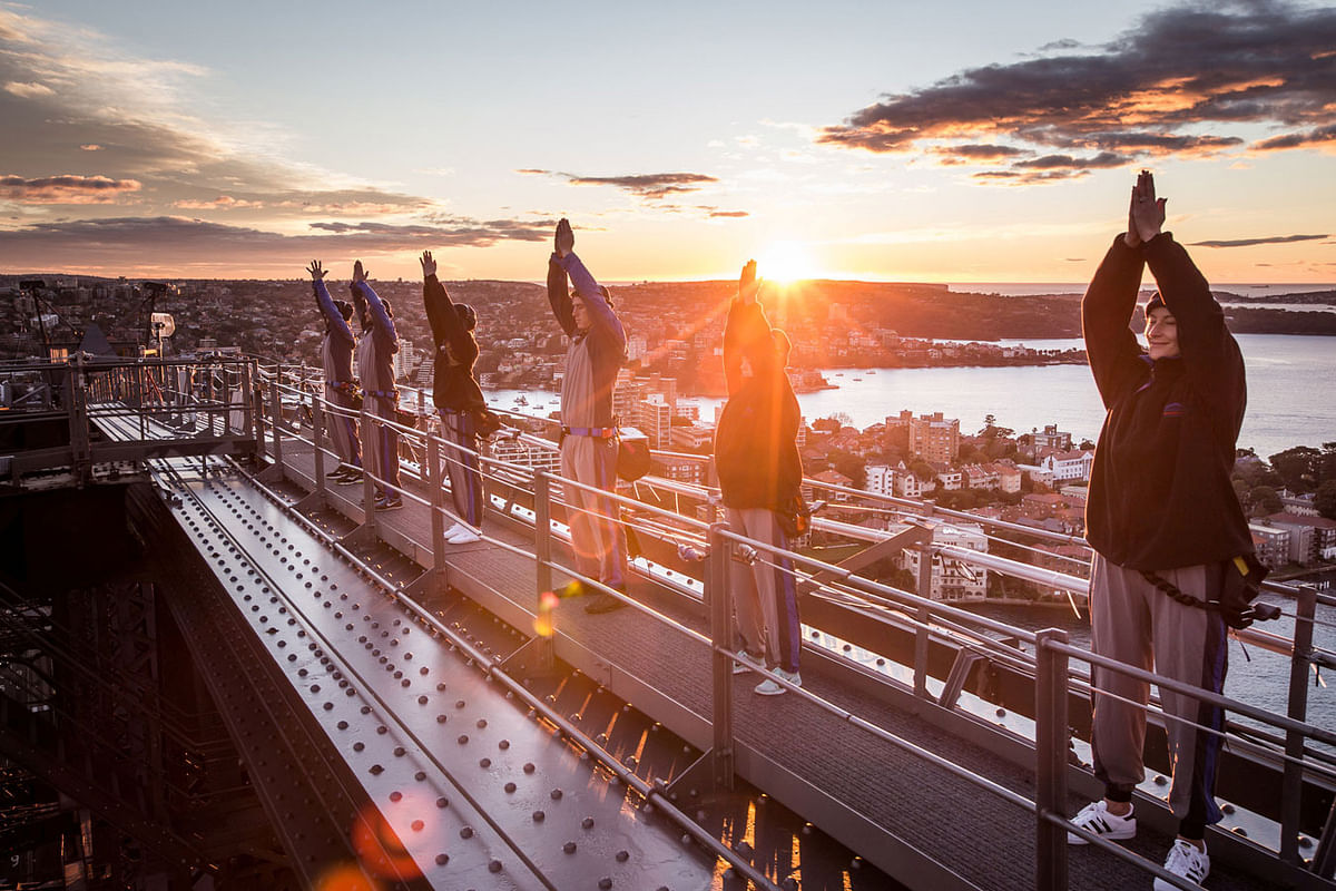 Yoga practitioners mark World Yoga Day for the first time on top of Harbour Bridge at sunrise, on Tuesday in Sydney, Australia. Photo : Reuters