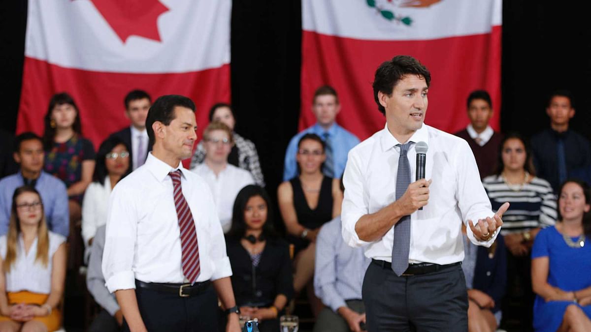 Mexican President Enrique Pena Nieto (left) and Canadian Prime Minister Justin Trudeau (right) take part in a youth question and answer session ahead of the `Three Amigos Summit` in Ottawa, on Tuesday. Photo : Reuters