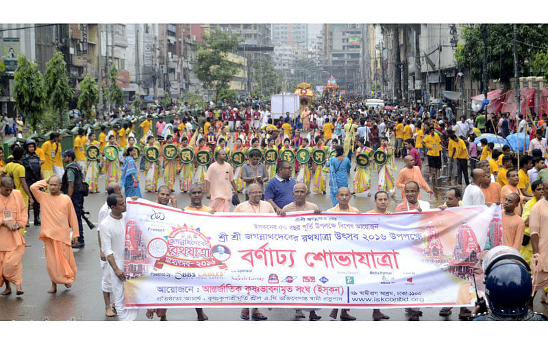 Hundreds of devotees gather on the occasion of Ratha Yatra on Wednesday. Photo: Focus Bangla