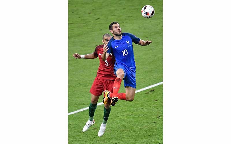 Portugal`s defender Pepe (L) and France`s forward Andre-Pierre Gignac vie for the ball during the Euro 2016 final football match between Portugal and France at the Stade de France in Saint-Denis, north of Paris, on July 10, 2016. Photo: AFP