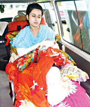 Dowry victim Rifah Tasfia brought to a Rajshahi court by an ambulance on Sunday. Photo: Prothom Alo