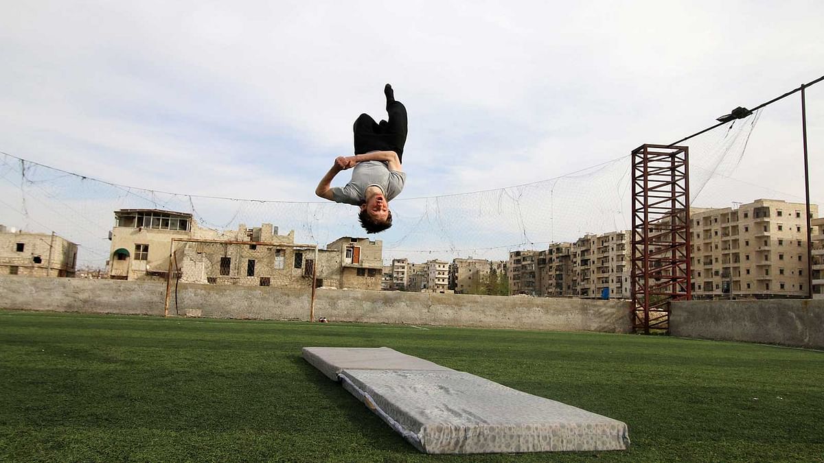 Syrian gymnast Ahmad al-Sawas practises in the rebel-held Bustan al-Qasr neighbourhood of Aleppo, Syria March 23, 2016. Photo: Reuters