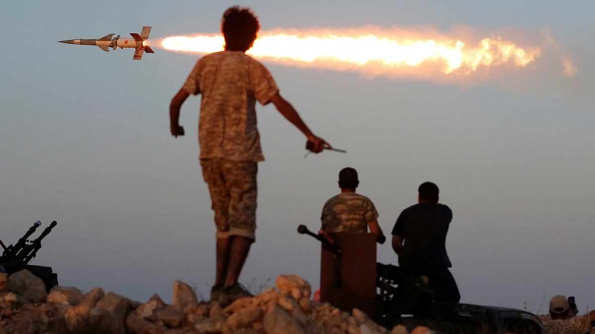 Fighters of Libyan forces allied with the U.N.-backed government fire a rocket at Islamic State fighters in Sirte, Libya, August 4, 2016. Photo: Reuters