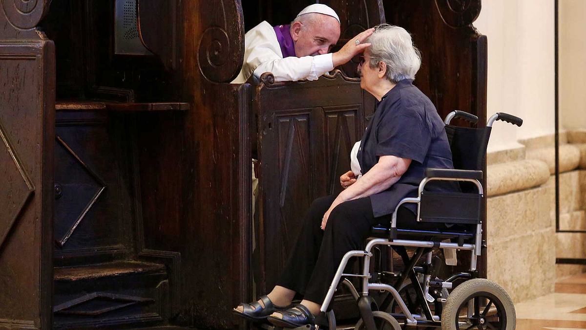 Pope Francis listens to a confession in the Saint Mary of Angels Basilica, in the pilgrimage town of Assisi, central Italy, August 4, 2016. Photo: Reuters