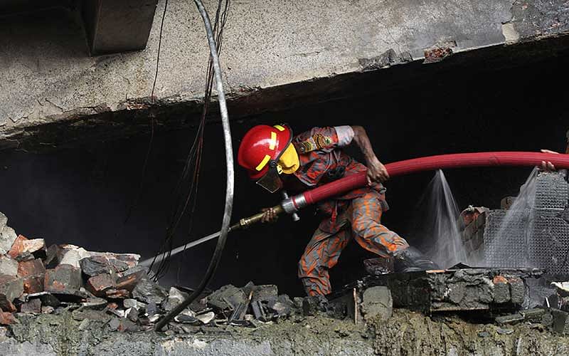 A Bangladeshi firefighter works to put out a fire at the site of an explosion in a factory in the key Bangladeshi garment manufacturing town of Tongi, just north of the capital Dhaka, on September 10, 2016. Photo: AFP