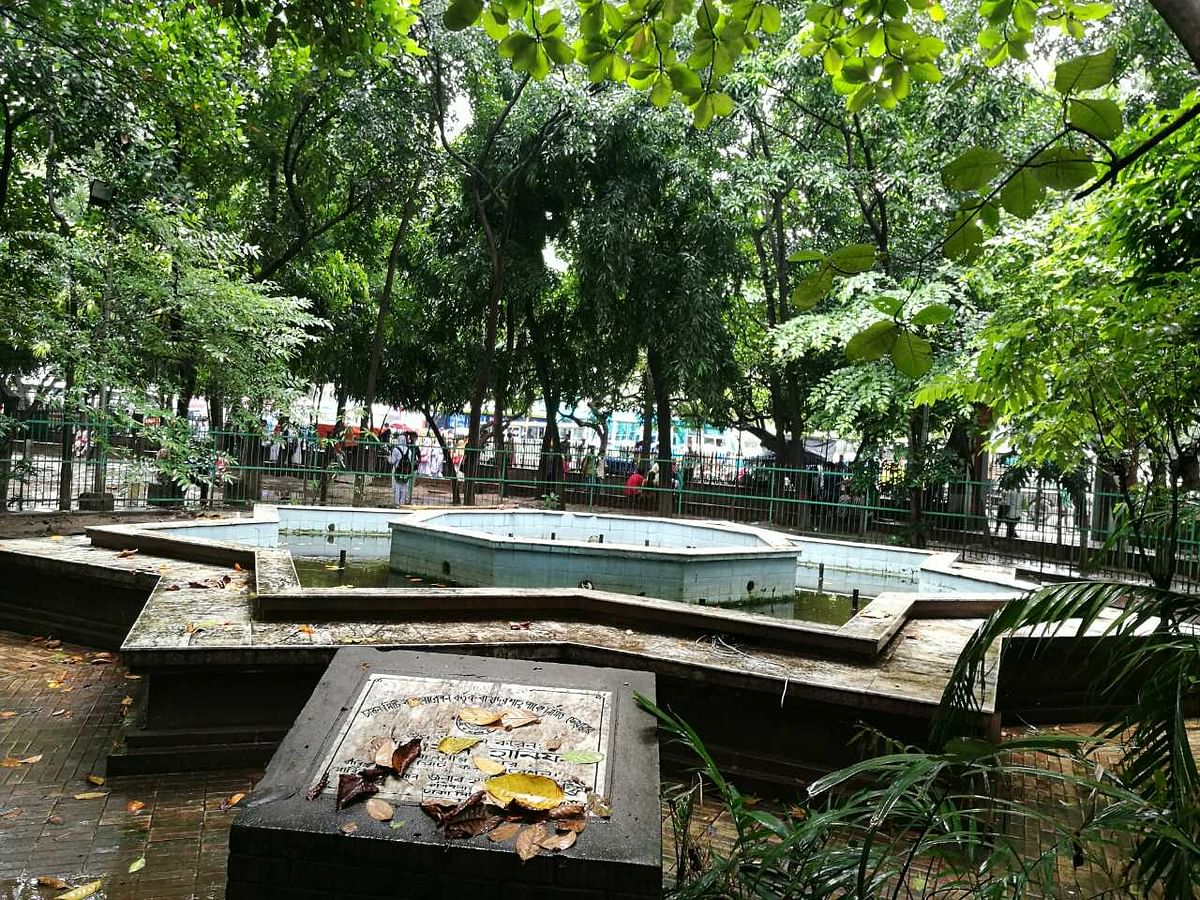 A fountain inside the park. Photo: Prothom Alo
