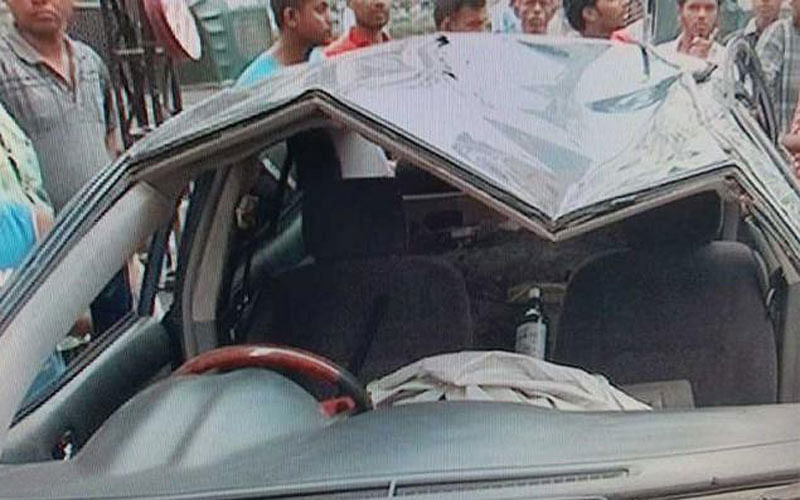 This car hits and kills an elderly couple in Shewrapara. Photo: Prothom Alo