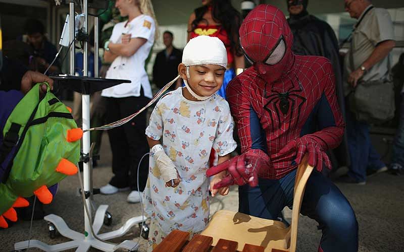 Mattel Children`s Hospital UCLA patient Gael Martin, 5, (L) meets a window washer dressed as Spider-Man in Los Angeles, California, September 14, 2016. Photo: Reuters