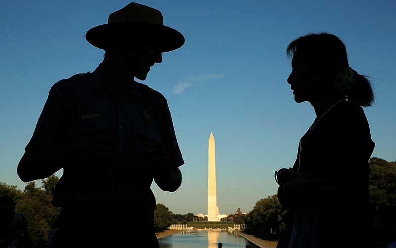 The Washington Monument provides a backdrop as Myanmar`s State Counsellor Aung San Suu Kyi is guided by U.S. National Park Service Ranger Heath Mitchell (L) on a visit to the Lincoln Memorial in Washington, U.S. September 14, 2016. Photo: Reuters