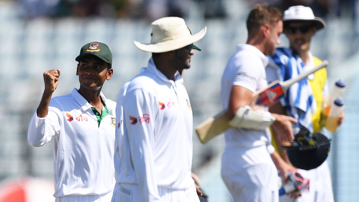 Bangladesh's Mehedi Hasan (L) gestures after taking six wickets as the team walks back after England's first innings during the second day's play of the first Test cricket match between Bangladesh and England at Zahur Ahmed Chowdhury Cricket Stadium in Chittagong on October 21, 2016. Photo: AFP