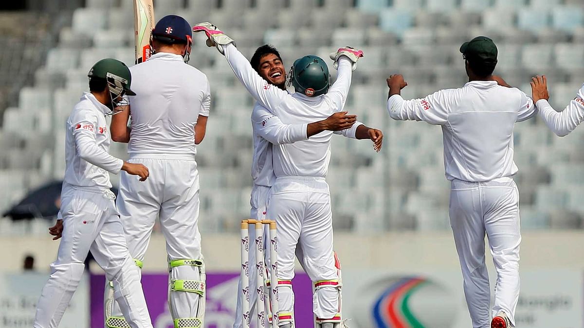 Bangladesh`s Mehedi Hasan Miraz (C) celebrates with his captain Mushfiqur Rahim after taking the wicket of England`s Jonny Bairstow on 29 October. Photo: Reuters