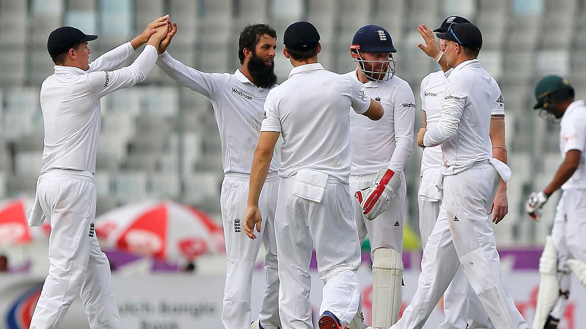 England`s Moeen Ali (2nd L) is congratulated by his teammates after taking the wicket of Bangladesh`s Mominul Haque on 28 October. Photo: Reuters