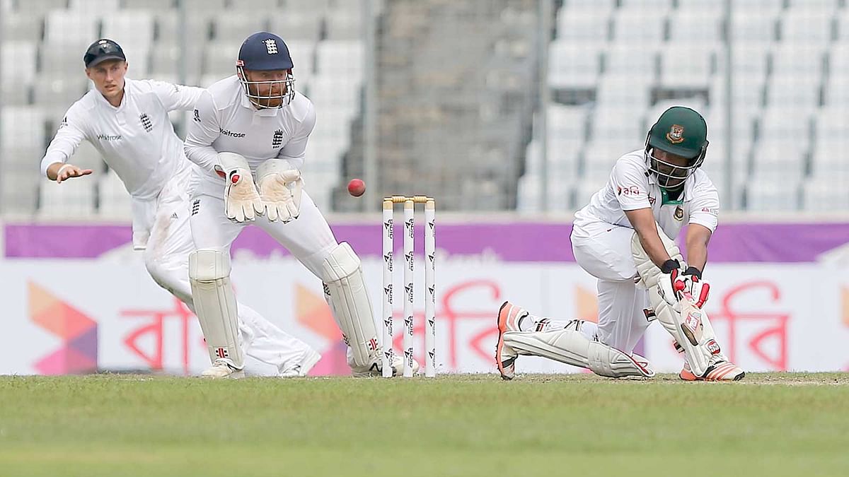 England`s wicketkeeper Jonathan Bairstow (C) prepares to catch the ball as Bangladesh`s Tamim Iqbal (R) misses a shot on 28 October. Photo: Reuters