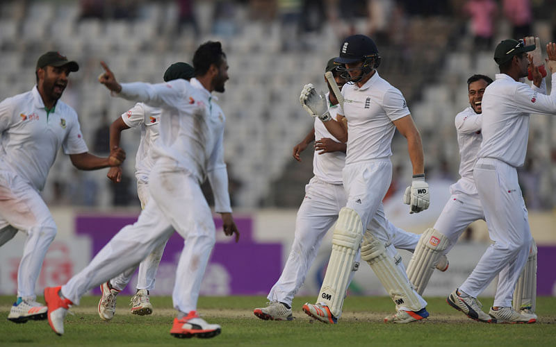 Shakib Al Hasan (2L) celebrates with teammates after taking the wicket of England`s Zafar Ansari (2R) at the Sher-e-Bangla National Cricket Stadium in Dhaka on 30 October. Photo: AFP