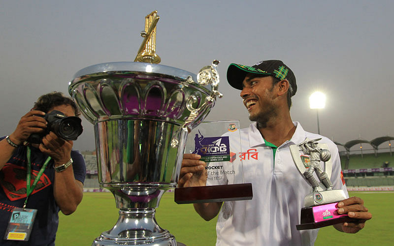 Mehedi Hasan poses for a photograph with the `Man of the Series` during the prize-giving ceremony after Test cricket match against England at the Sher-e-Bangla National Cricket Stadium in Dhaka on 30 October. Photo: AFP