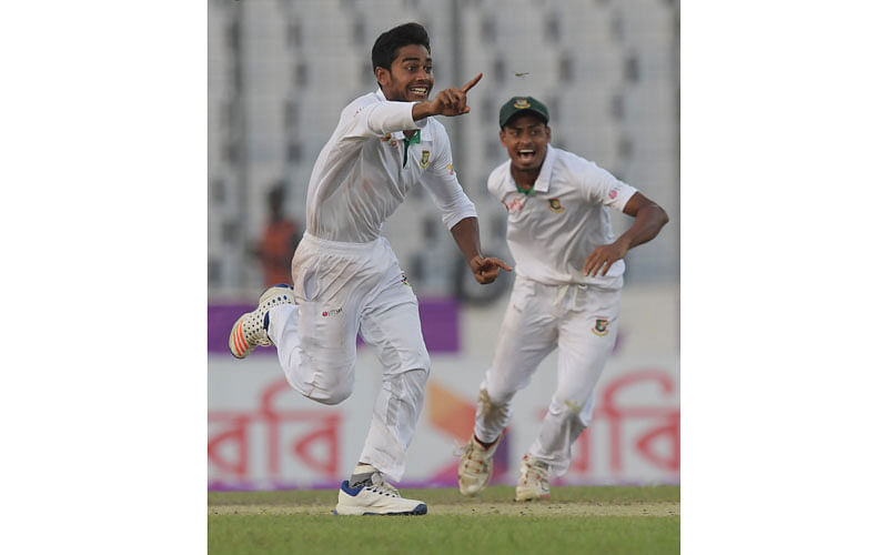 Mehedi Hasan (L) celebrates with teammates after winning Test cricket match against England at the Sher-e-Bangla National Cricket Stadium in Dhaka on 30 October. Photo: AFP