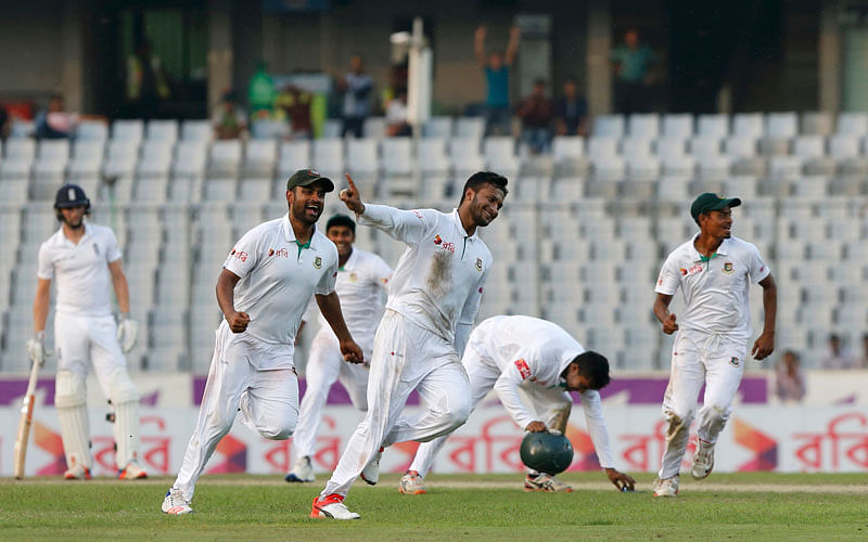 Shakib Al Hasan (R) celebrates after taking the wicket of England`s Zafar Ansari at the Sher-e-Bangla National Cricket Stadium in Dhaka on 30 October. Photo: Prothom Alo