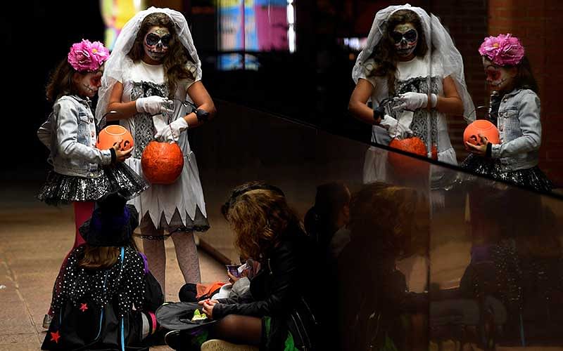 A group of girls eat candies during Halloween in La Fresneda, northern Spain. Photo: Reuters