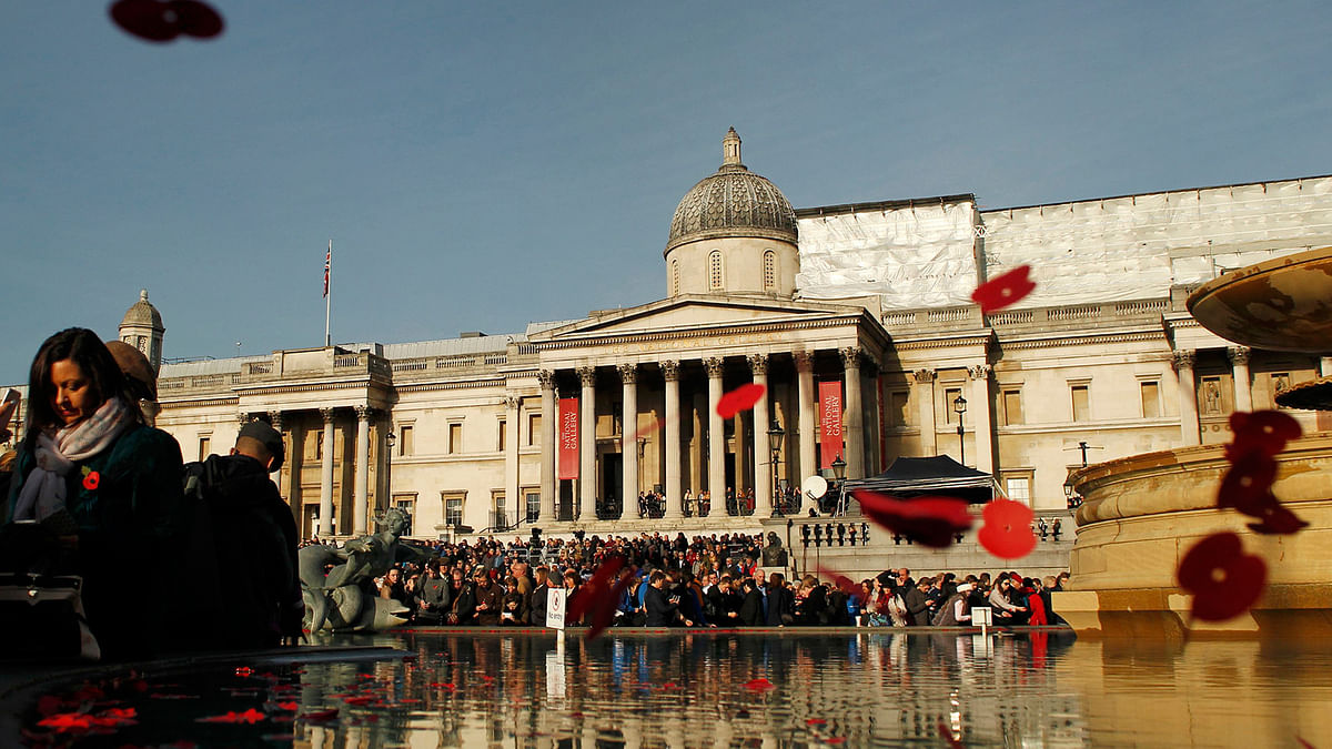 Poppies are thrown in a fountain during an Armistice Day event at Trafalgar Square in London, Britain November 11, 2016. Photo: Reuters