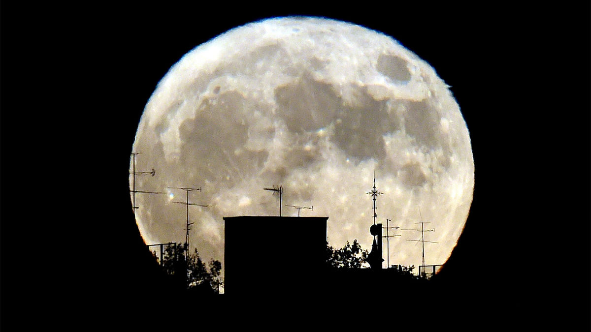 A Supermoon rises against the skyline in Madrid on November 14, 2016. AFP
