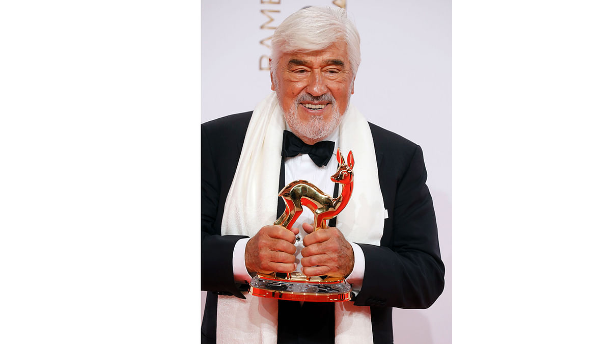 German actor Mario Adorf poses for photographers with the trophy at the Bambi awards on November 17, 2016 in Berlin. The Bambis are the main German media awards. Photo: AFP