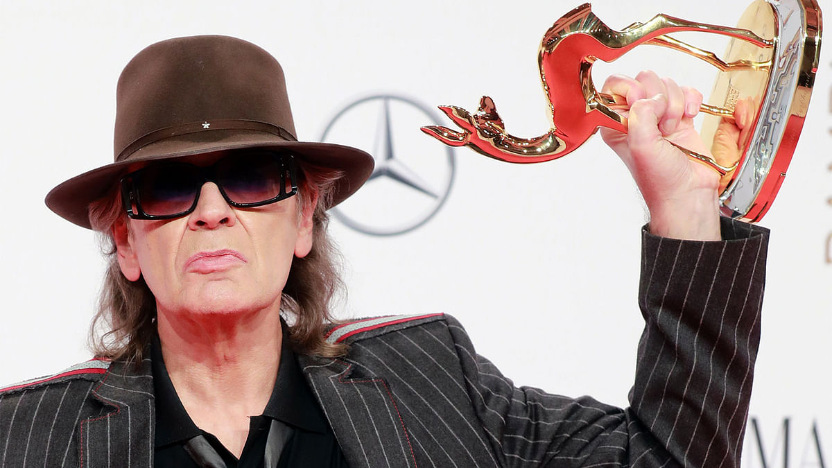 German singer Udo Lindenberg poses for photographers with the trophy at the Bambi awards on November 17, 2016 in Berlin. The Bambis are the main German media awards. Photo: AFP