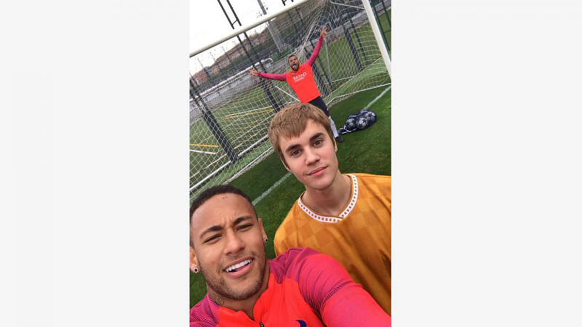 Neymar takes a selfie with Bieber before a penalty shootout. Photo: Twitter