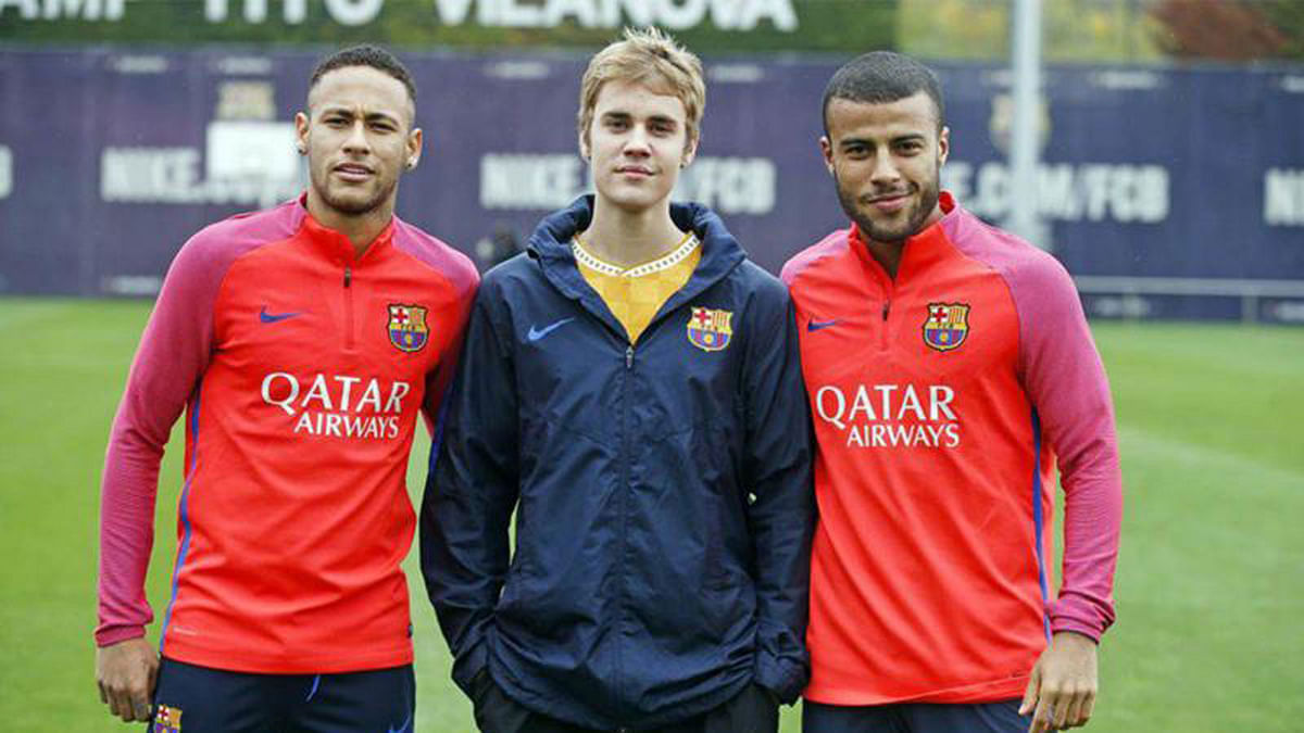 Bieber poses with Neymar( L) and Rafinha. (R) Photo: Twitter