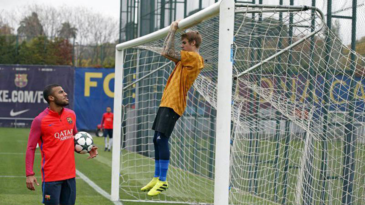 Bieber does chin-ups on the field. Photo: Twitter