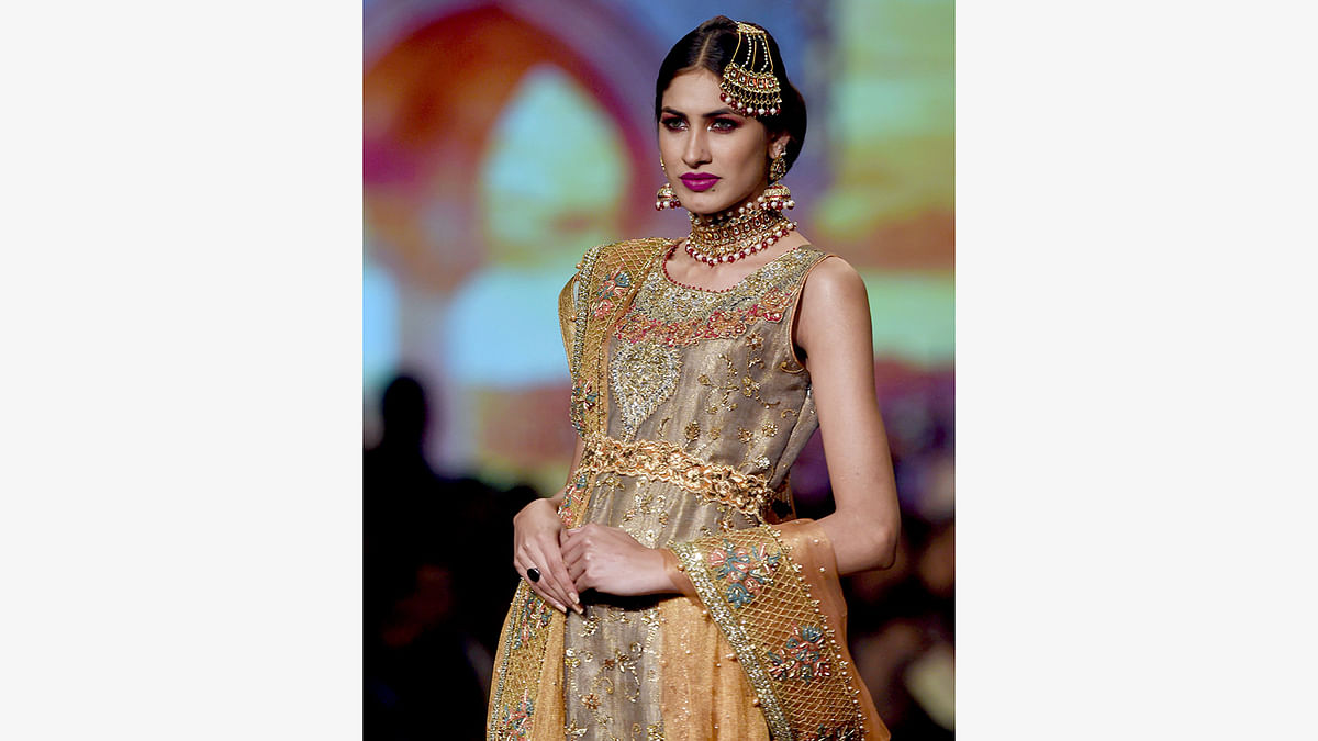A model presents a creation by Pakistani fashion designer Uzma Babar on the final day of the Fashion Bridal Couture Week in Lahore on November 27, 2016. Photo: AFP