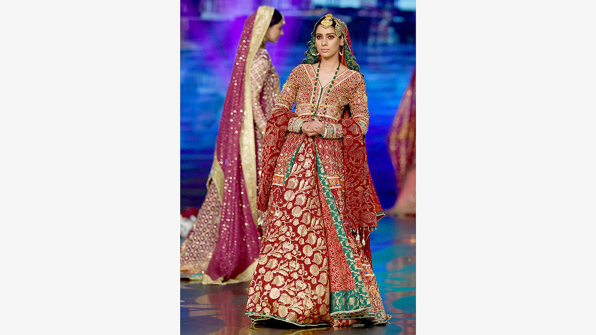 A model presents a creation by Pakistani fashion designer Wardha Saleem on the final day of the Fashion Bridal Couture Week in Lahore on November 27, 2016. Photo: AFP