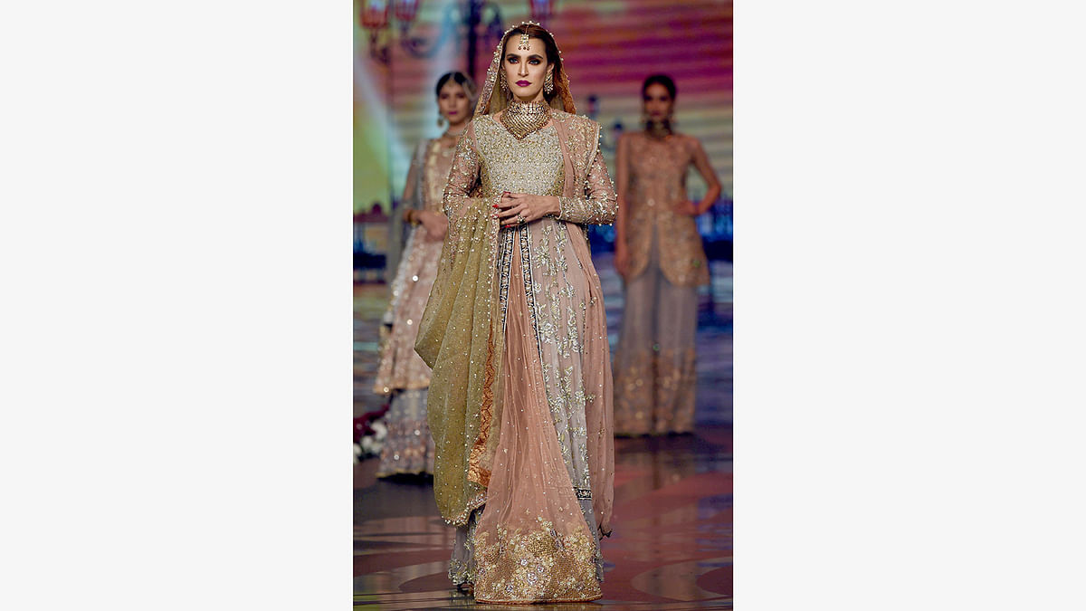 A model presents a creation by Pakistani fashion designer Uzma Babar on the final day of the Fashion Bridal Couture Week in Lahore on November 27, 2016. Photo: AFP