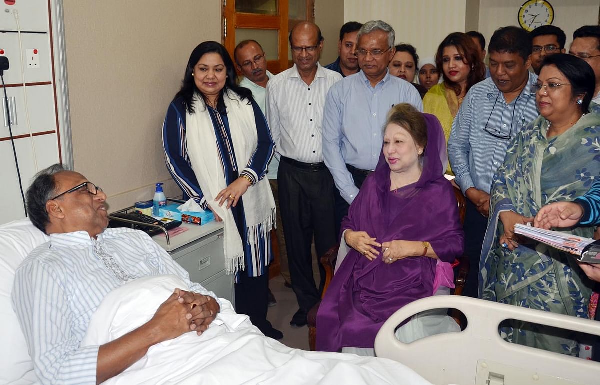 BNP chairperson Khaleda Zia pays a visit to Mahmudur Rahman, the acting editor of Bengali daily Amar Desh. Photo: BNP