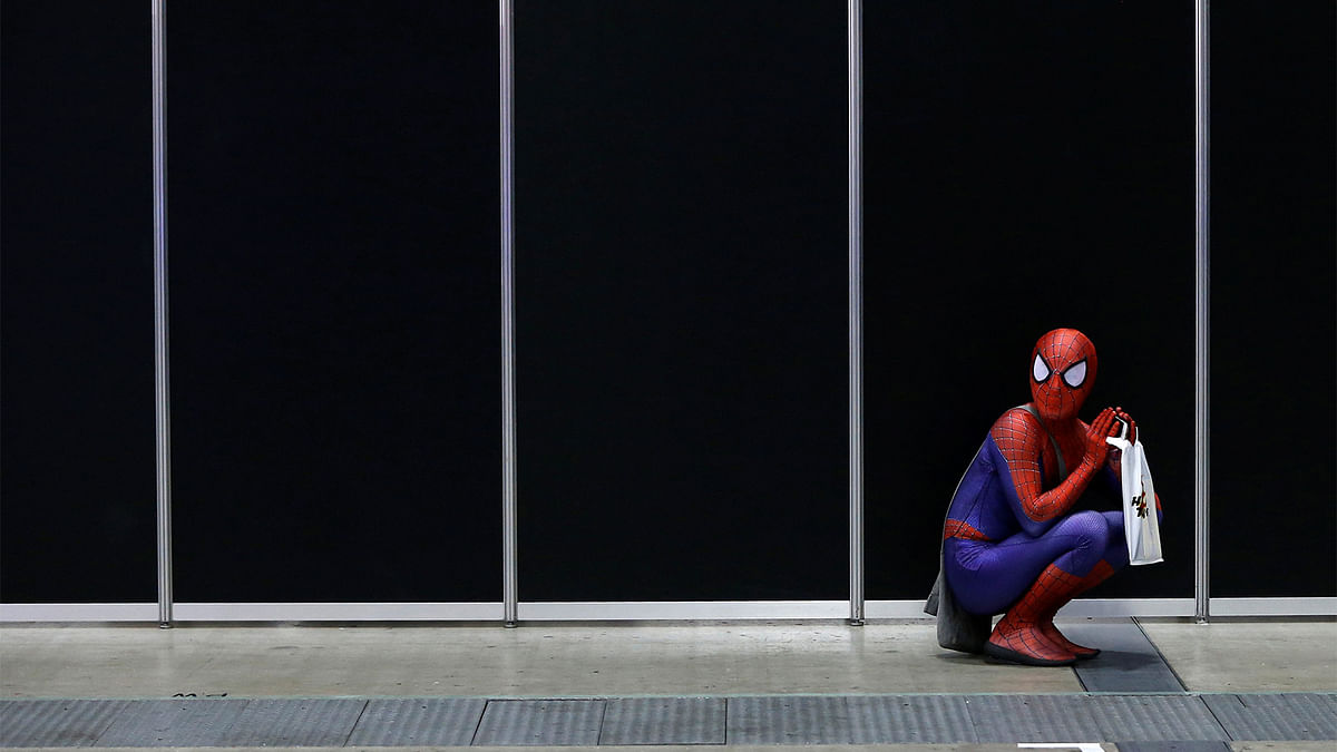 A man in a Spider-Man costume takes a rest at Tokyo Comic Con at Makuhari Messe in Chiba, Japan December 2, 2016. Photo: Reuters
