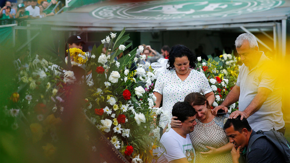 Relatives of players of Brazil`s Chapecoense soccer team react before a ceremony mourning the victims after the plane carrying the team crashed in Colombia, at Arena Conda stadium in Chapeco, Brazil, December 2, 2016. Photo: Reuters