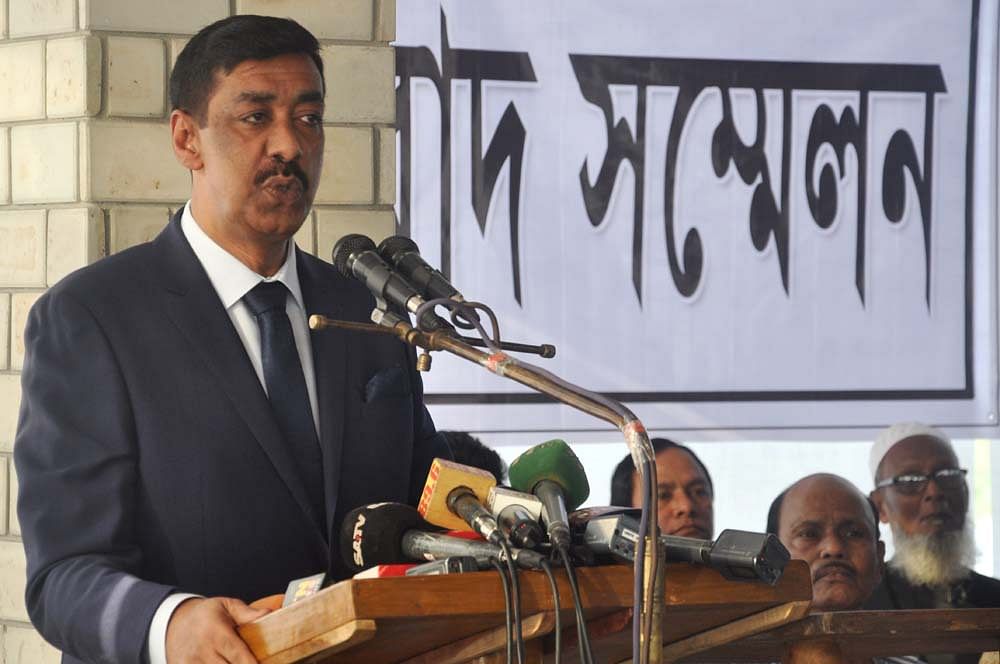 Ruling Awami League MP Shamim Osman addressing a press conference at Nasim Osman memorial park in Narayanganj. Photo: Prothom Alo