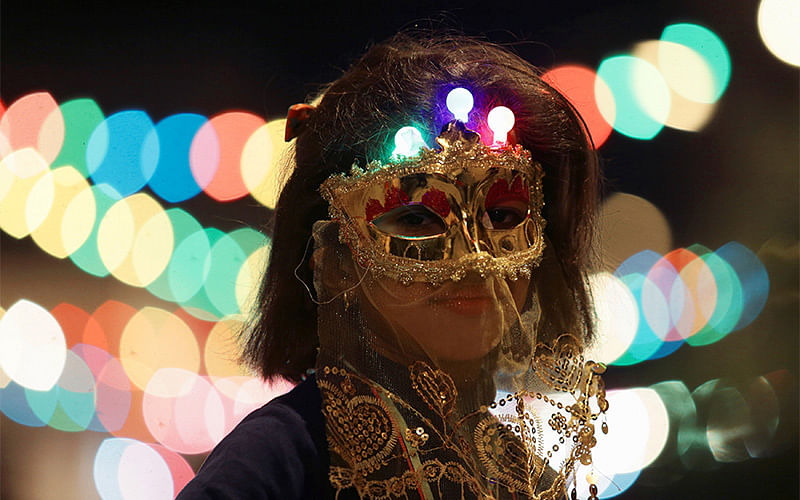 A girl wearing a mask takes part in a procession celebrating the religious holiday of Mawlid al-Nabi, the birthday of Prophet Mohammad, in Benghazi, Libya December 10, 2016. Picture taken December 10, 2016.Photo:Reuters