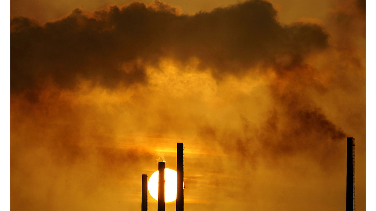 The sun sets behind Isla refinery in Willemstad at the island of Curacao June 16, 2008. Photo: Reuters