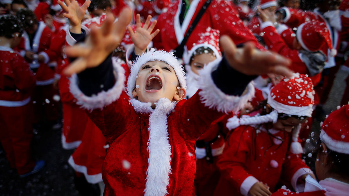 Children dressed as Santa Claus participe in a parade held to collect food for the needy, in Lisbon, Portugal December 12, 2016.  Photo: Reuters