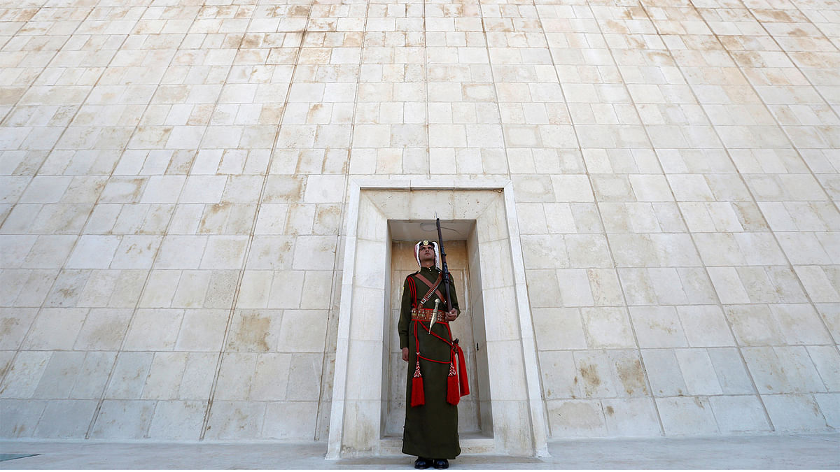 A Jordanian Bedouin honor guard stands guard after the ceremony of reopening the Martyrs` Memorial and Museum in Amman, Jordan, December 12, 2016. Photo: Reuters