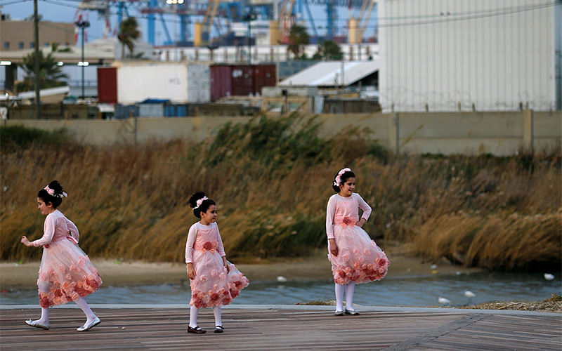 Ultra-Orthodox Jewish girls pose for a photographer near the beach in the southern city of Ashdod December 13, 2016. Photo: Reuters