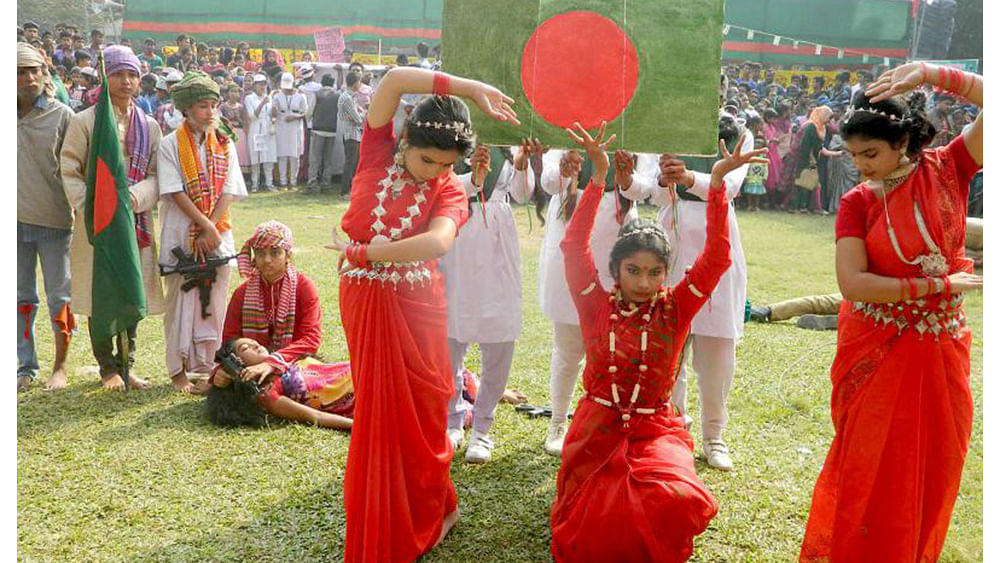 Children perform on the Rajbari’s Goallanda upazila court grounds, celebrating the 46th Victory Day. Photo: Rashedul Haque