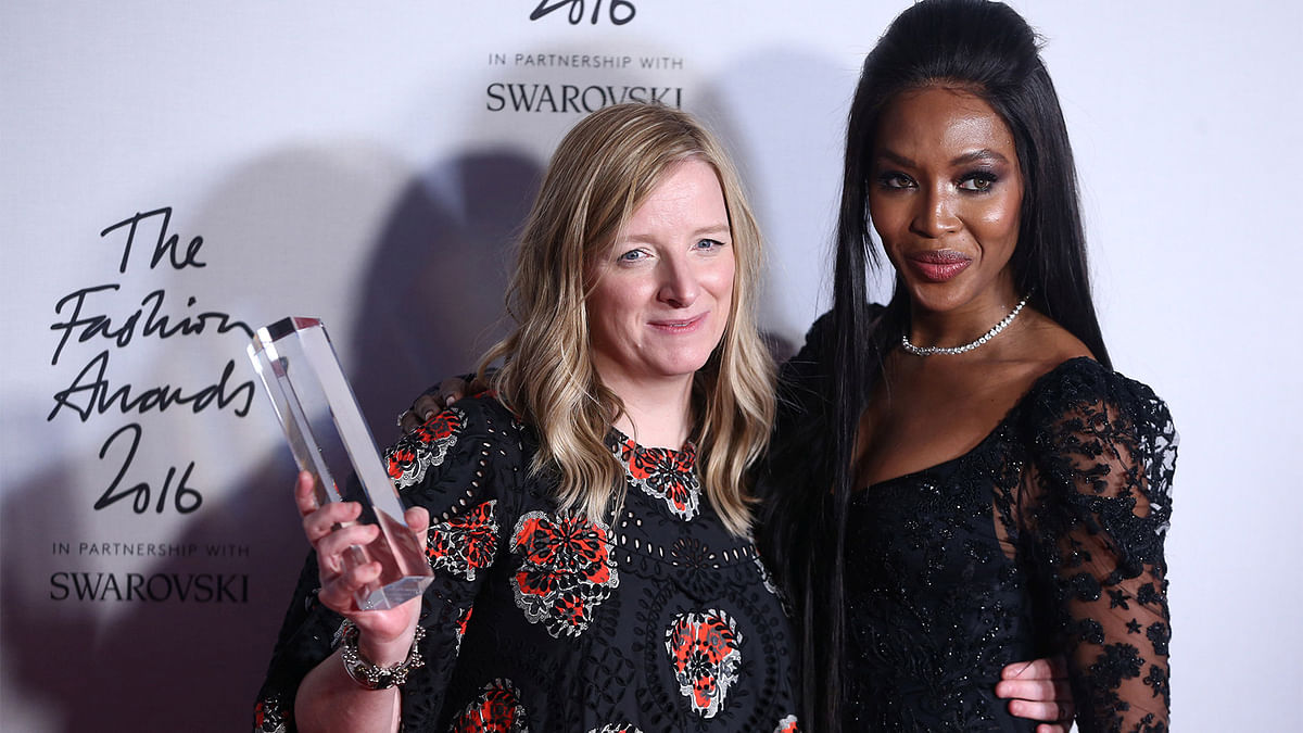 Sarah Burton (L), holds the British Brand award on behalf of McQueen, with Naomi Campbell at the Fashion Awards 2016 in London, Britain December 5, 2016. Photo: Reuters