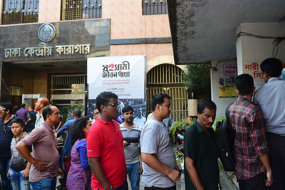 In this photograph taken on November 2, 2016, Bangladeshi visitors queue for tickets at the entrance of Dhaka Central Jail in Dhaka. Bangladesh prison authorities have opened the central jail, a warren of old and moss-stained buildings, to visitors in an effort to give them the feel as to how it was like spending time in the country's prison. AFP