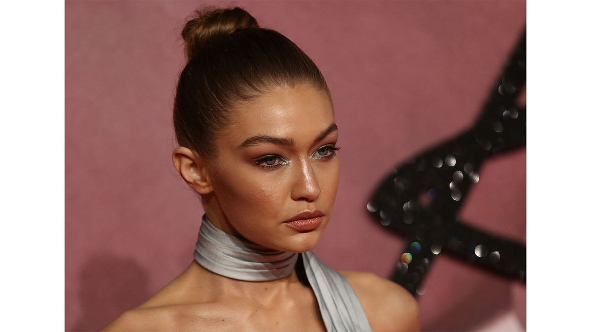 Model Gigi Hadid poses for photographers at the Fashion Awards 2016 in London, Britain December 5, 2016. Photo: Reuters
