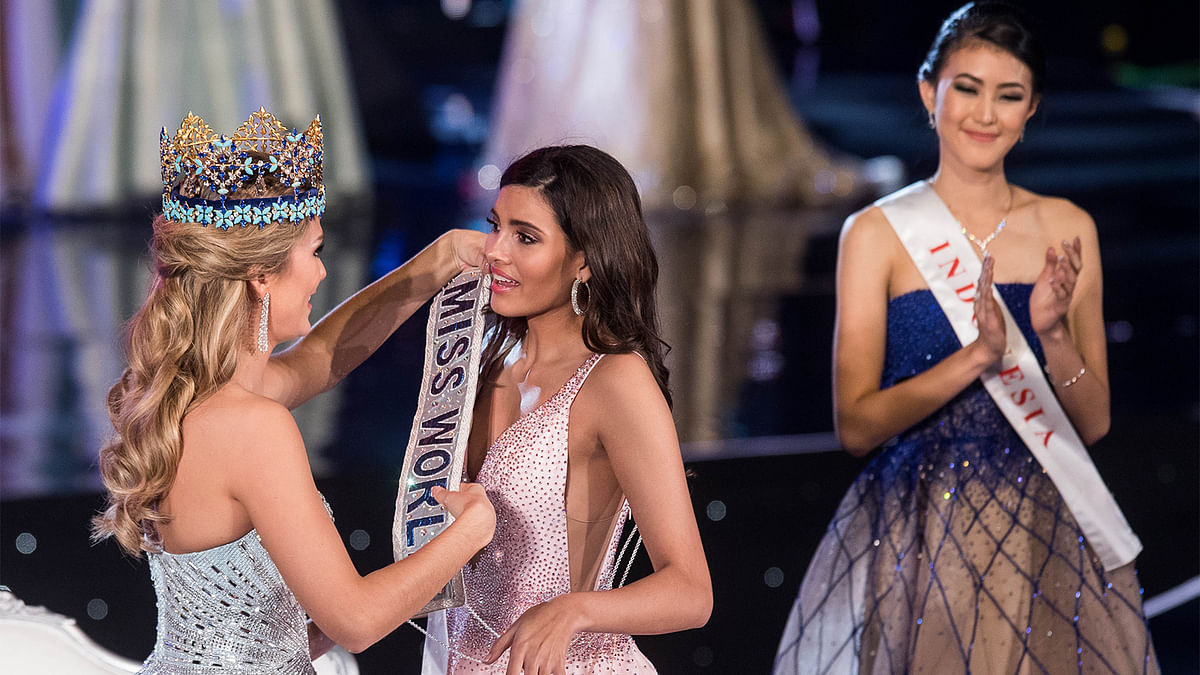 Miss World 2015 Mireia Lalaguna of Spain (L) presents Miss Puerto Rico Stephanie Del Valle (R) after Del Valle`s win in the Miss World 2016 pageant at the MGM National Harbor December 18, 2016 in Oxon Hill, Maryland. Photo: AFP