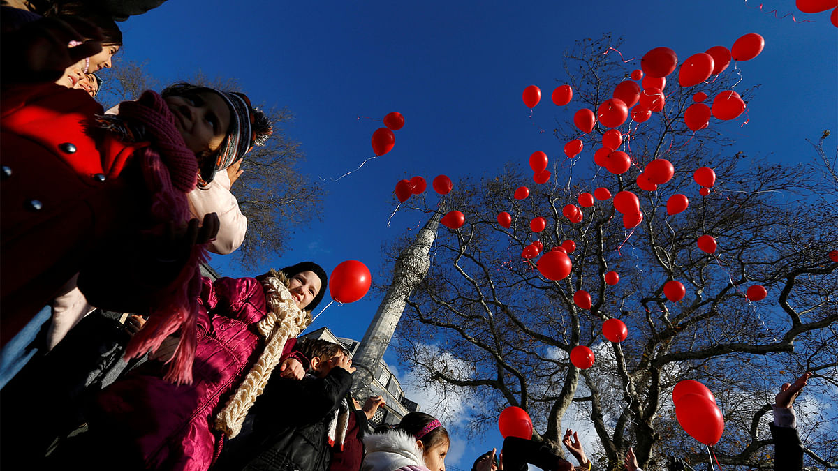 Children release balloons during a demonstration in solidarity with the children of Syrian city of Aleppo, in Istanbul, Turkey, December 18, 2016. Photo: Reuters