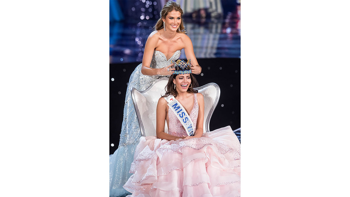 Miss World 2015 Mireia Lalaguna of Spain crowns Miss Puerto Rico Stephanie Del Valle during the Miss World 2016 pageant at the MGM National Harbor December 18, 2016 in Oxon Hill, Maryland. Photo: AFP