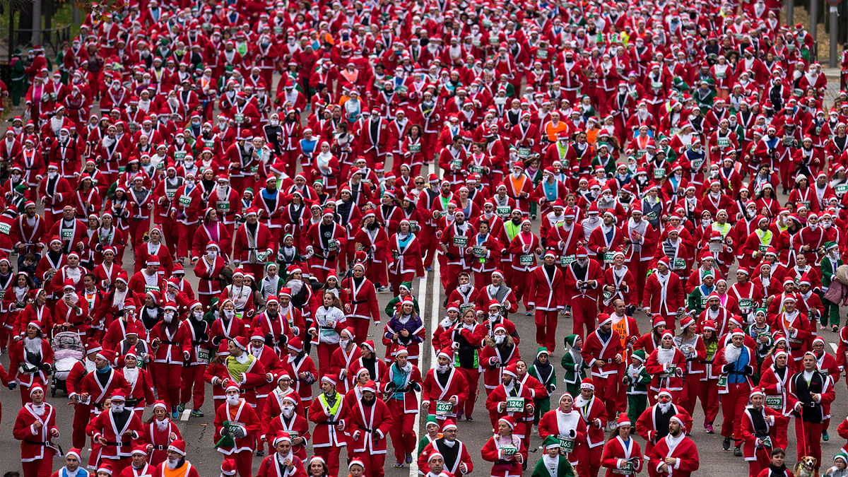 Participants, wearing Santa Claus outfits, take part in a charity race in benefit of the Multiple Sclerosis Foundation in Madrid, Spain, December 17, 2016. Photo: Reuters