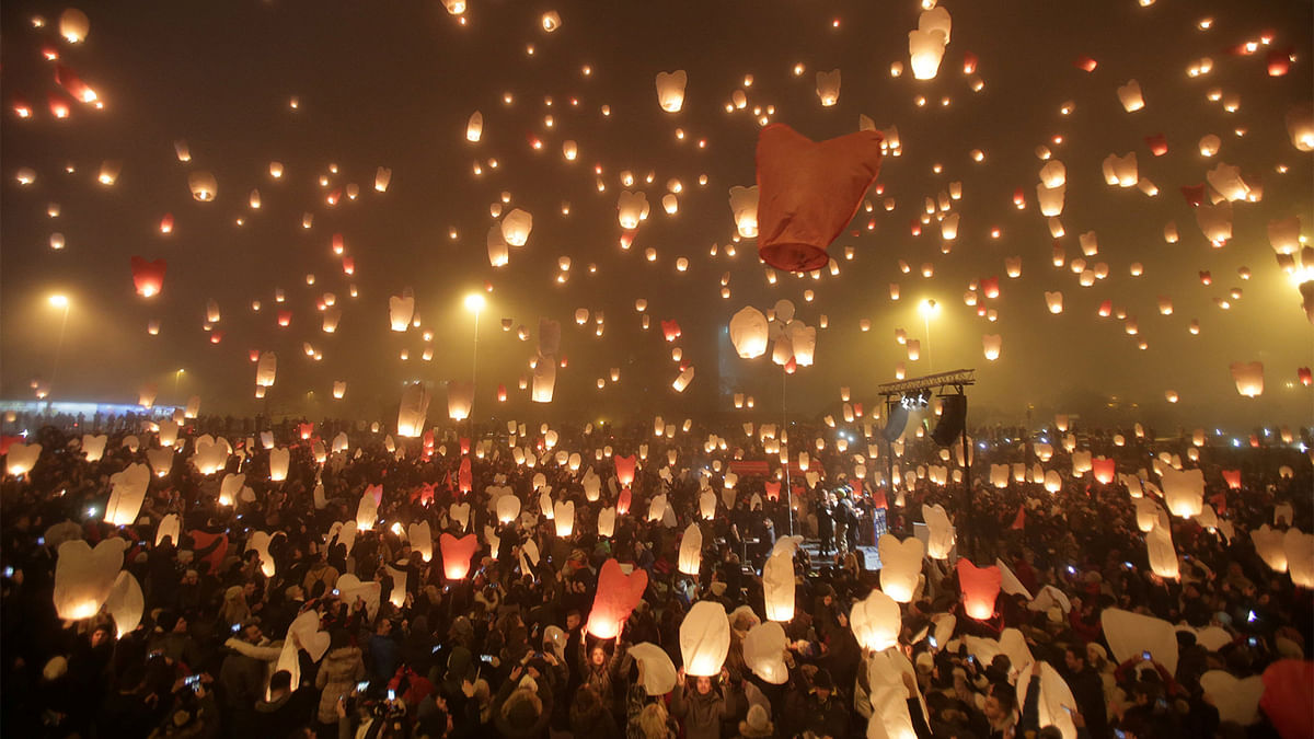 Participants release sky lanterns during the `Christmas light of wishes` event in Zagreb, Croatia. Photo: Reuters